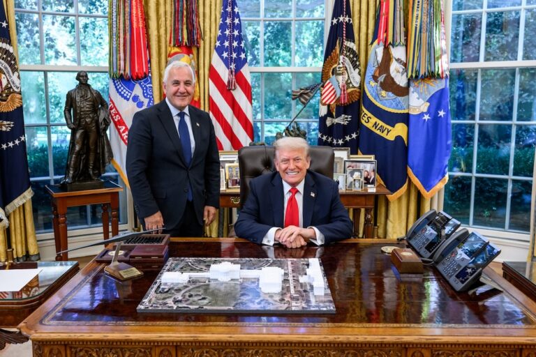 Vena_Trump_Oval-Office.jpg